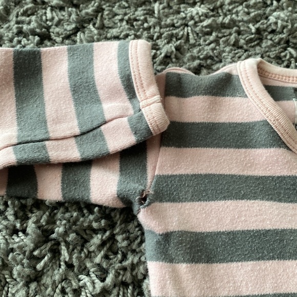 Baby Girl Bundle of Onesies and Pajamas Size 12 months - Picture 6 of 15